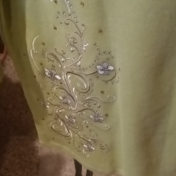 NWT Margaux & Lexi pea green blouse w country swirls & shimmers Size Medium - Picture 4 of 9